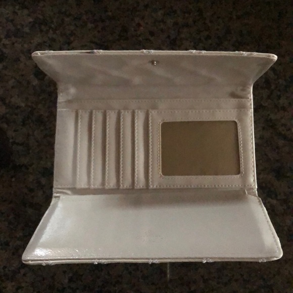 NWOT White and black wallet very stylish - Picture 2 of 2